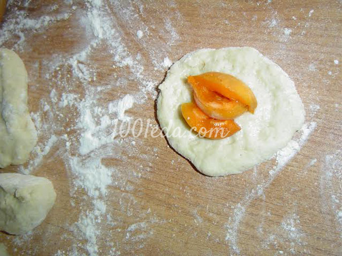 Дрожжевые пирожки с абрикосами