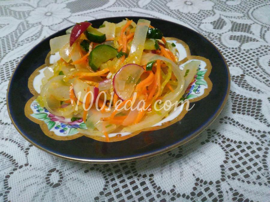 Салат с овощами и лапшой ашлянфу
