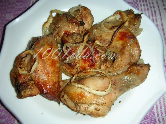 Курица запеченная в духовке с луком и специями